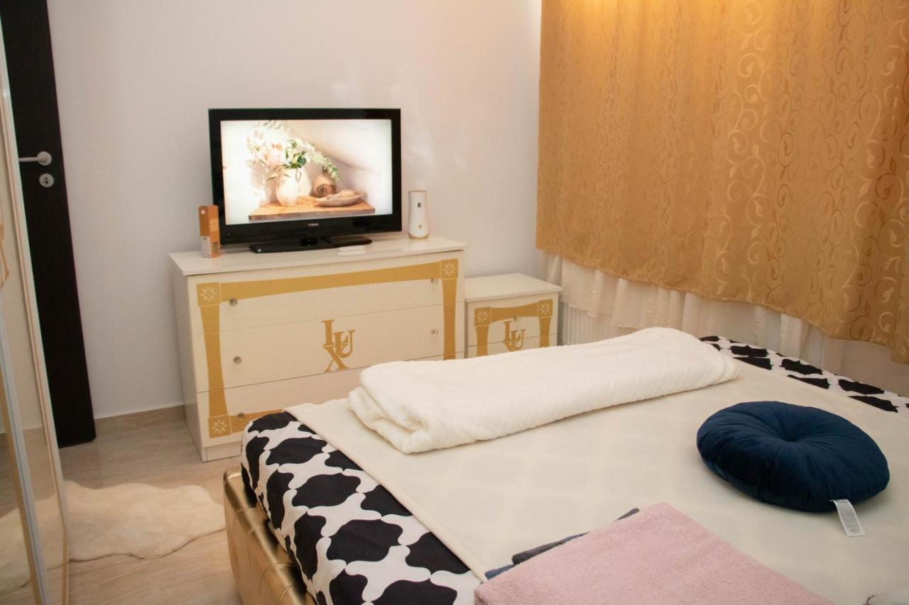 Apartament Capitala Militari Roşu エクステリア 写真