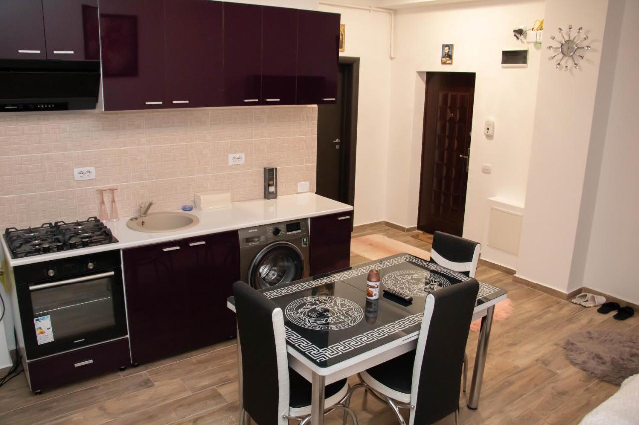 Apartament Capitala Militari Roşu エクステリア 写真