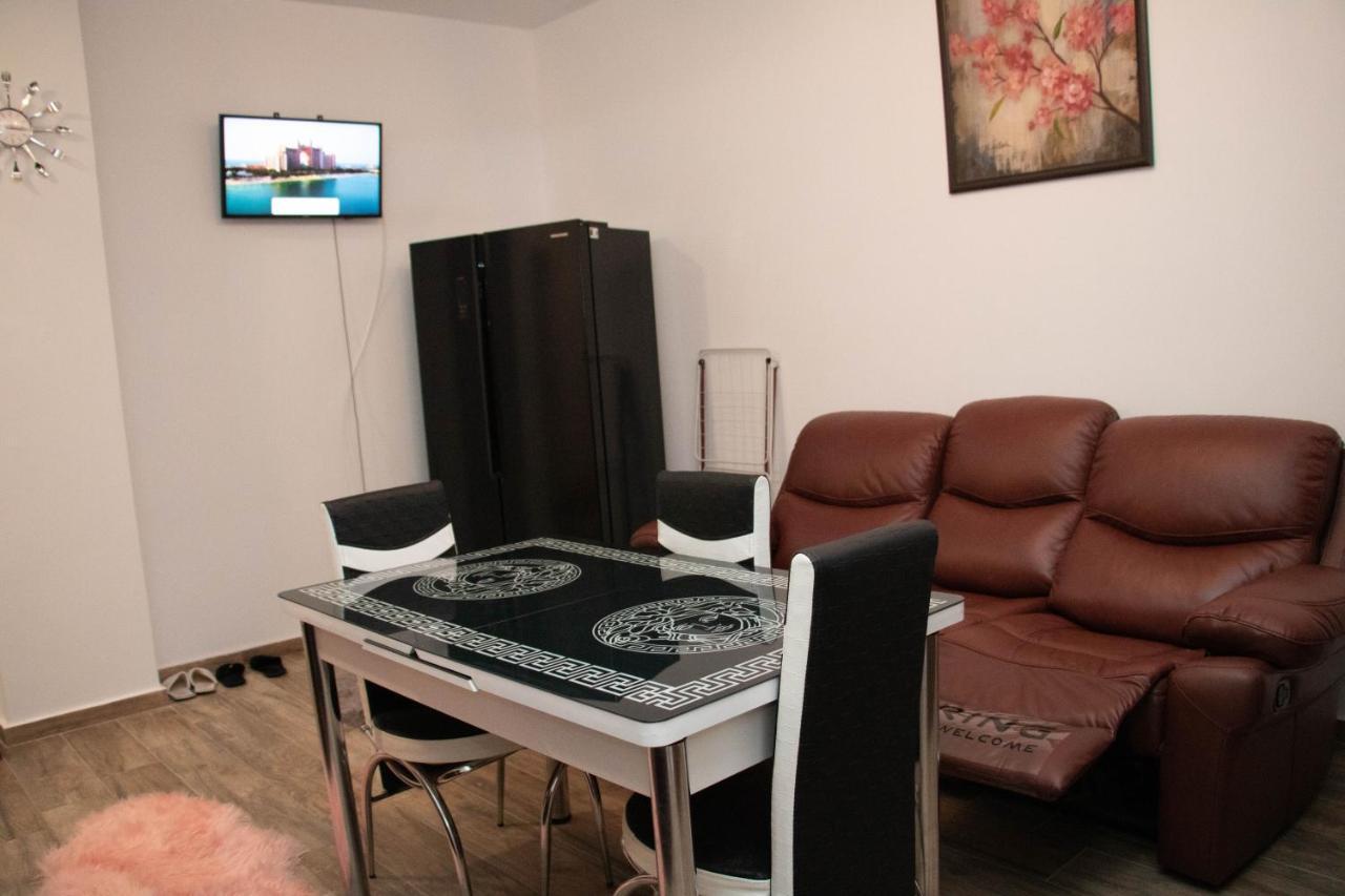 Apartament Capitala Militari Roşu エクステリア 写真