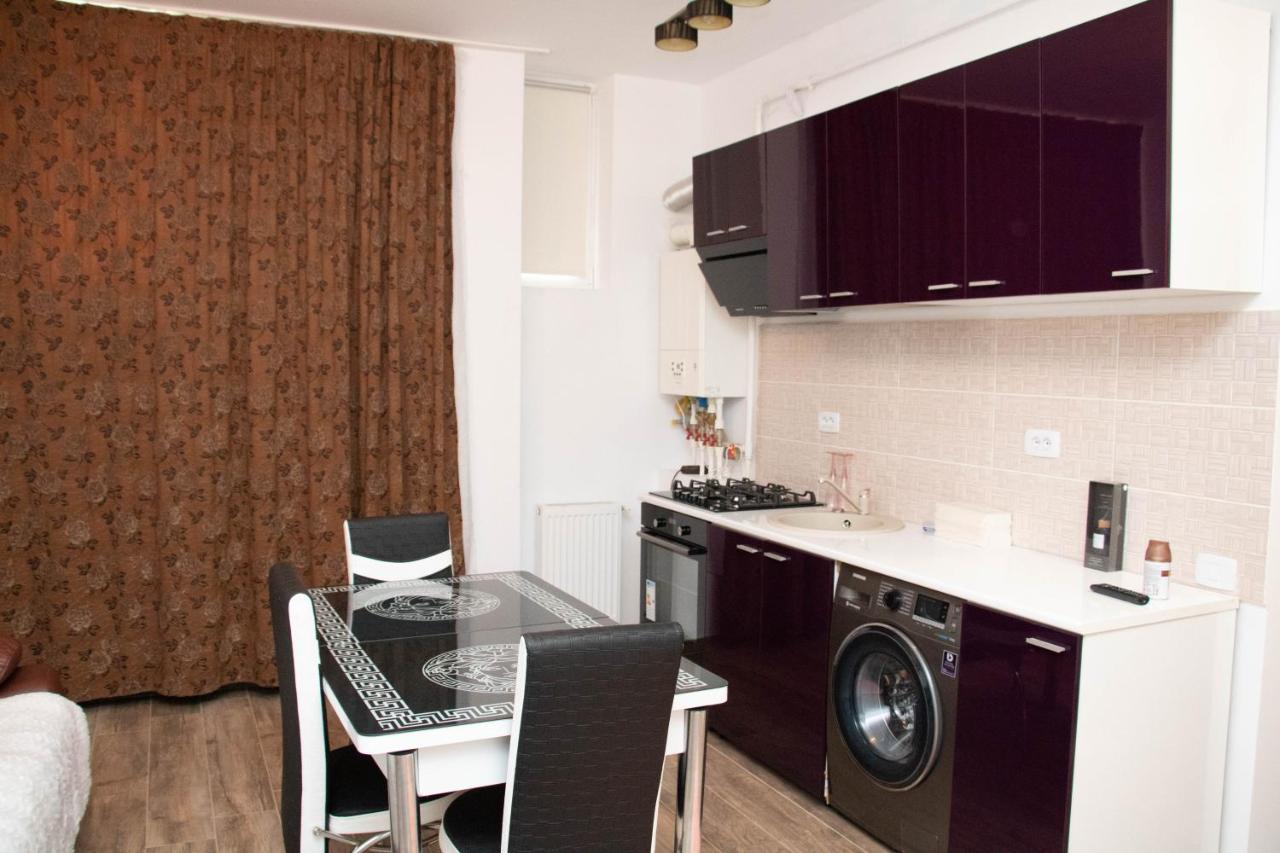 Apartament Capitala Militari Roşu エクステリア 写真